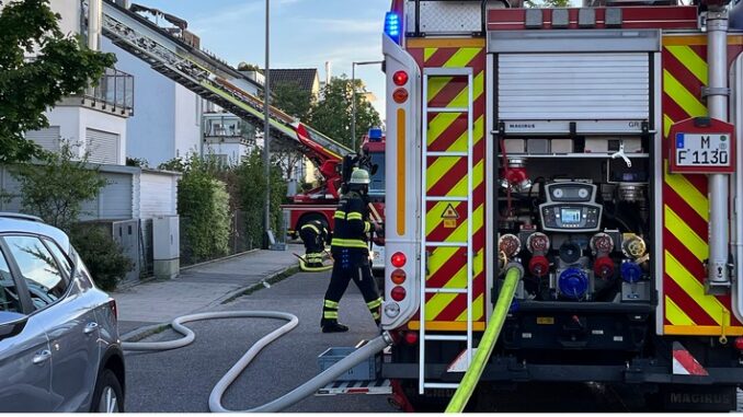 FW-M: Gasgrill verursacht Dachstuhlbrand (Trudering)