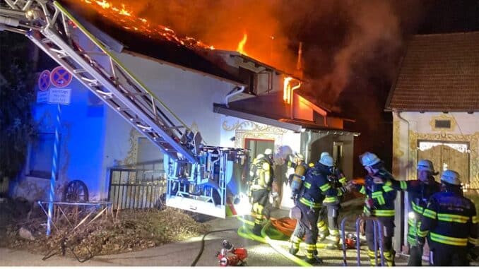 FW-M: Gebäude in Vollbrand (Lochhausen)