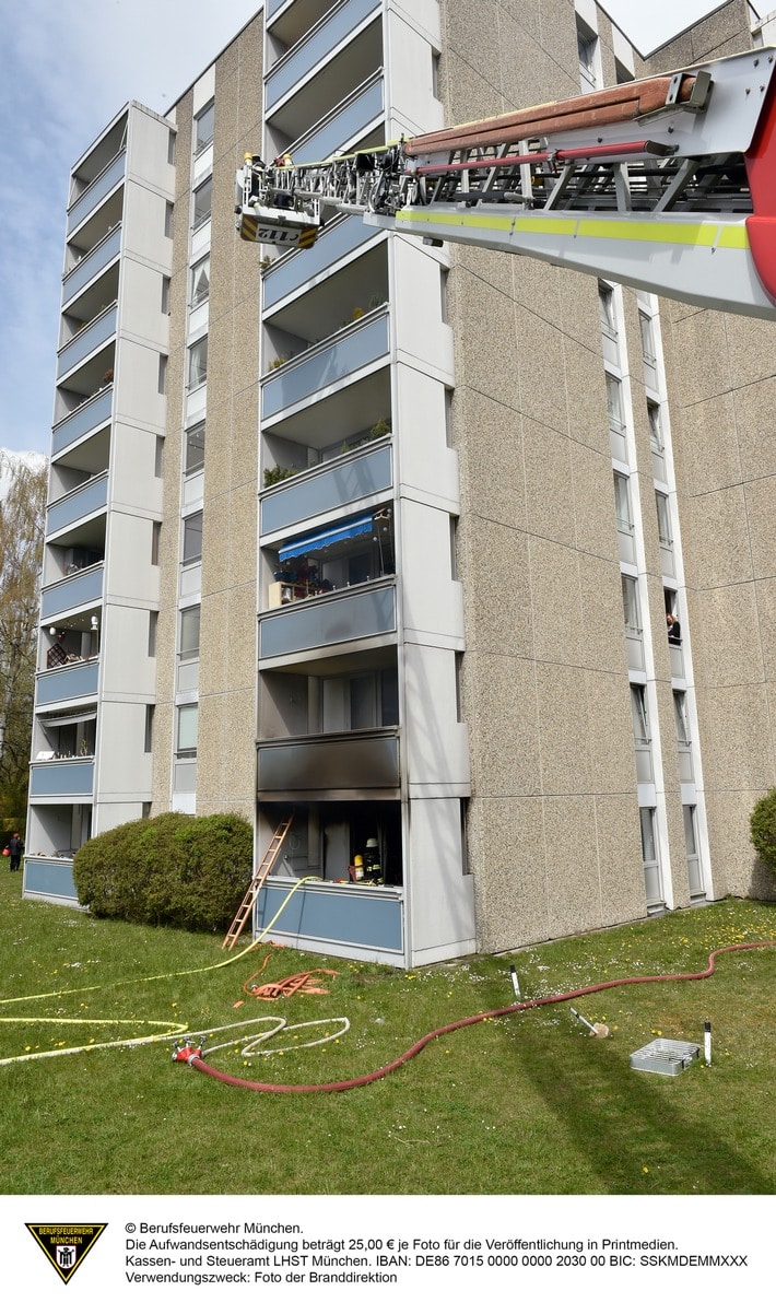 FW-M: Große Rauchsäule am Hochhaus (Forstenried-Fürstenried)