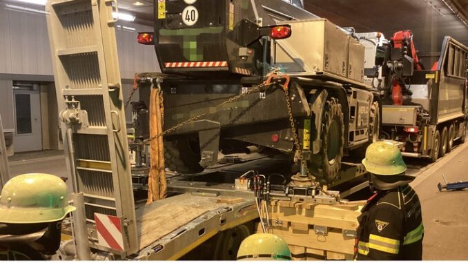 FW-M: Harvester auf Tieflader verrutscht im Tunnel (Mittersendling)
