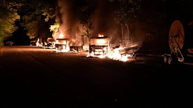 FW-M: Kabeltrommeln und Baufahrzeuge in Brand (Obersendling)