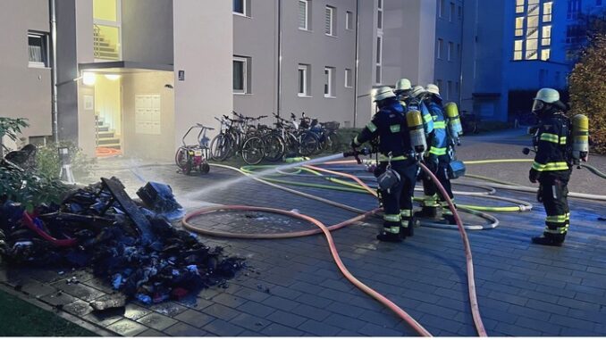 FW-M: Kellerabteil brennt aus (Schwabing)