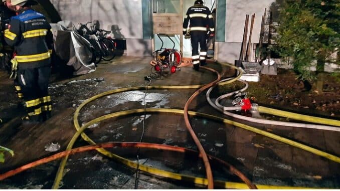 FW-M: Kellerbrand im Mehrfamilienhaus (Neuforstenried)