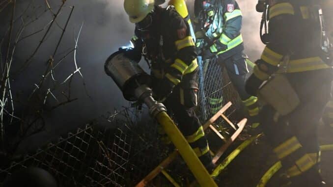 FW-M: Kellerbrand wütet in Mehrfamilienhaus (Kleinhadern)