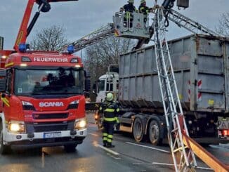 FW-M: Ladekran noch ausgefahren (Waldperlach)