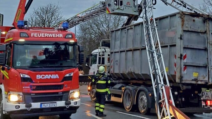 FW-M: Ladekran noch ausgefahren (Waldperlach)