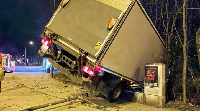 FW-M: Lastwagen landet im Straßengraben (Obermenzing)