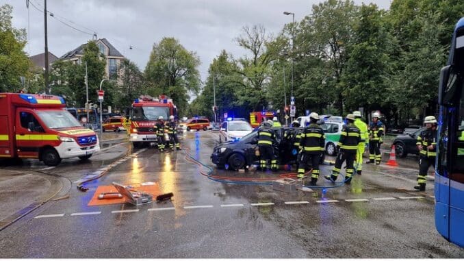 FW-M: Linienbus gegen Pkw (Ludwigsvorstadt)