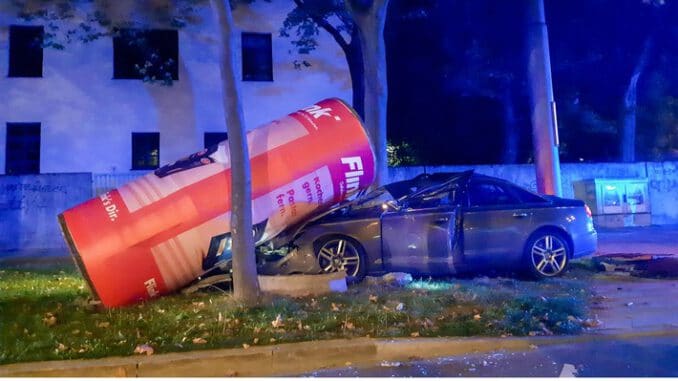 FW-M: Litfaßsäule umgefahren (Schwabing)