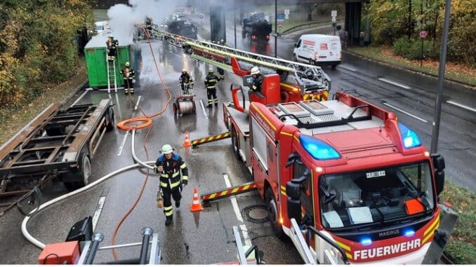 FW-M: Lkw-Brand sorgt für Verkehrsbehinderung (Moosach)