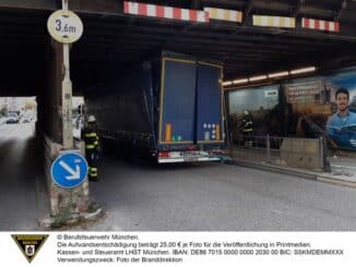 FW-M: Lkw bleibt in Unterführung stecken (Haidhausen)