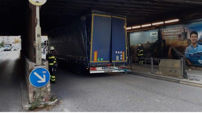 FW-M: Lkw bleibt in Unterführung stecken (Haidhausen)