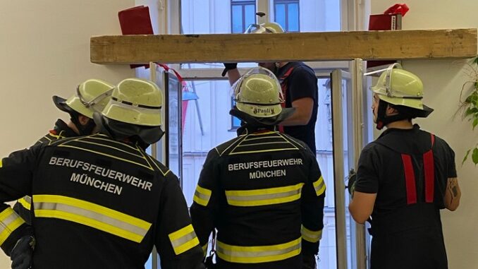 FW-M: Lkw fährt in Gerüst - Einsturzgefahr (Lehel)