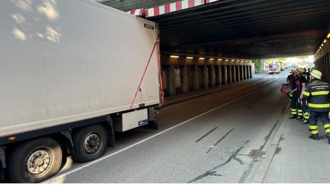 FW-M: Lkw steckt in Unterführung (Isarvorstadt)