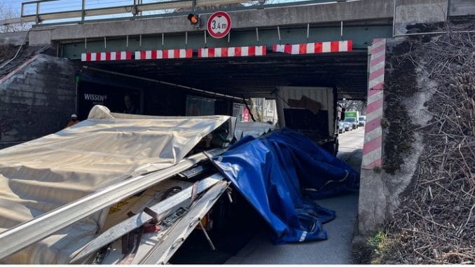 FW-M: Lkw verstopft Unterführung (Moosach)