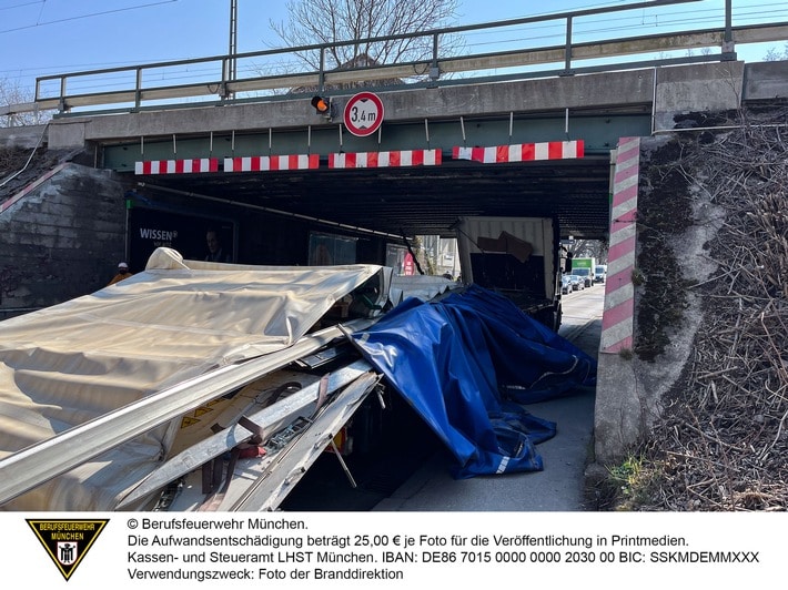 FW-M: Lkw verstopft Unterführung (Moosach)