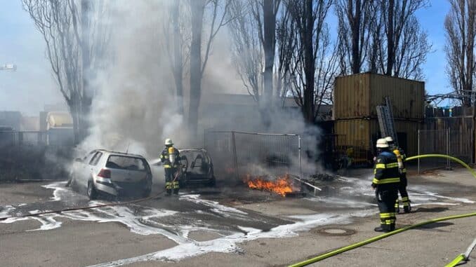 FW-M: Mehrere Pkw durch Feuer zerstört (Großmarkthalle)