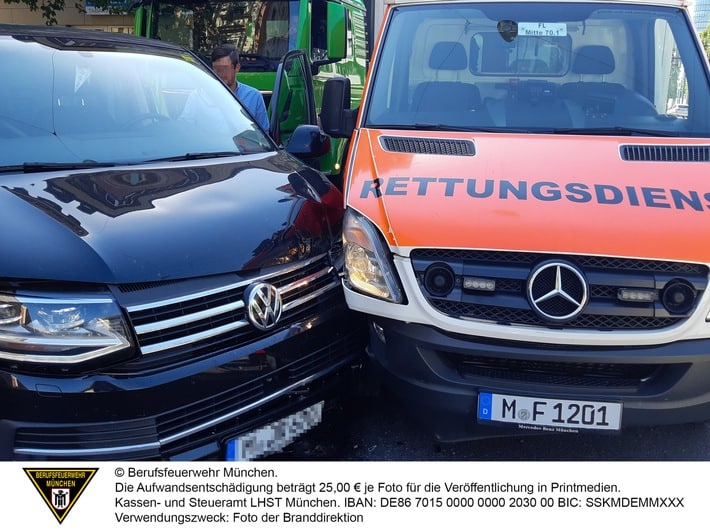 FW-M: Notarztwagen kollidiert mit Kleintransporter (Westend)
