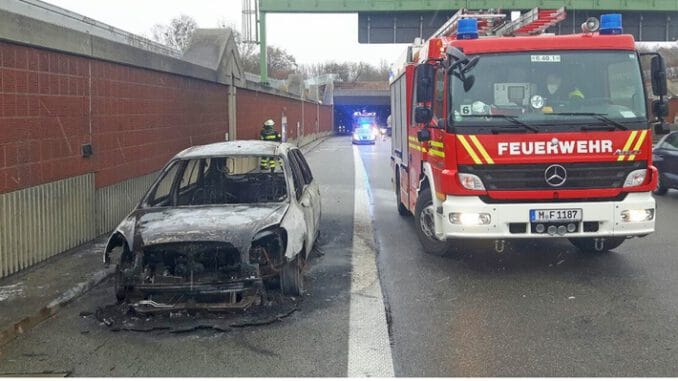 FW-M: Pkw-Brand auf der A99 (Allach)