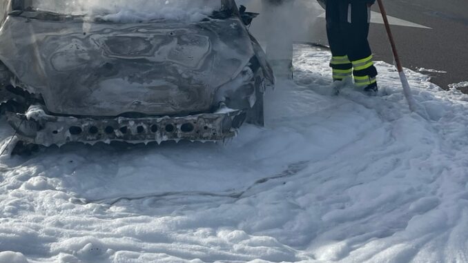 FW-M: Pkw auf Autobahn in Vollbrand (Autobahn A96)
