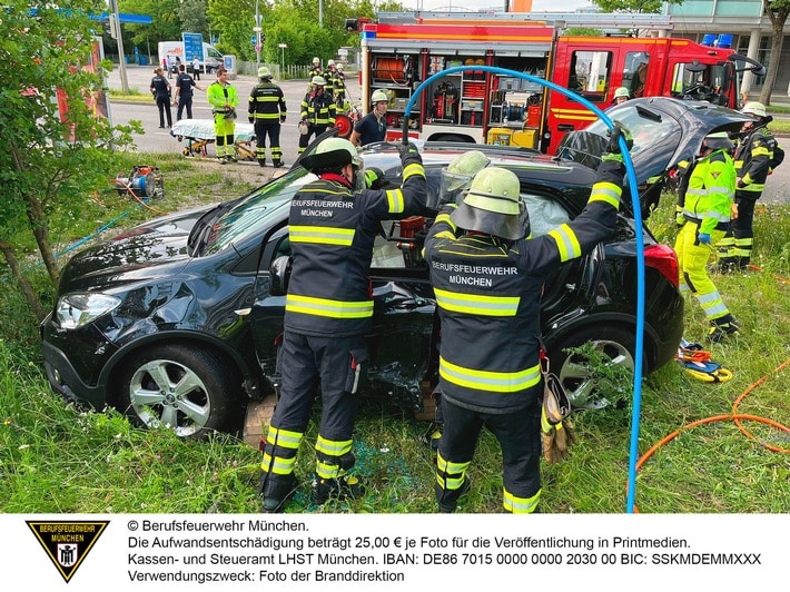 FW-M: Pkw landet im Grünen (Moosach)