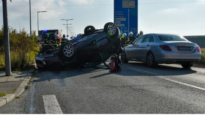 FW-M: Pkw liegt auf dem Dach (Lochhausen)