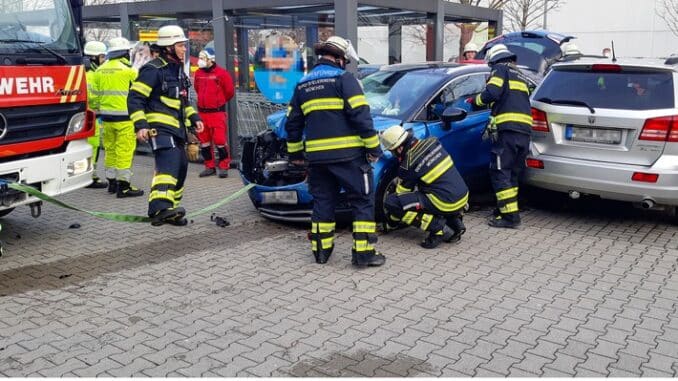 FW-M: Pkw prallt an Hauswand (Obersendling)