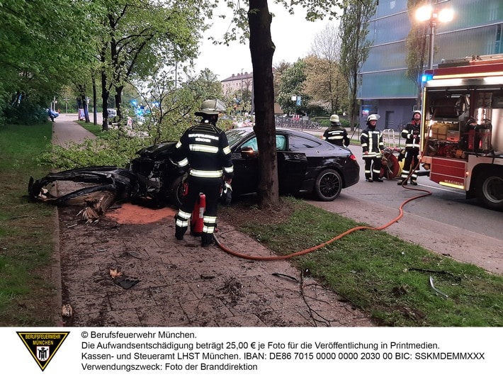 FW-M: Pkw prallt gegen Bäume (Berg am Laim)