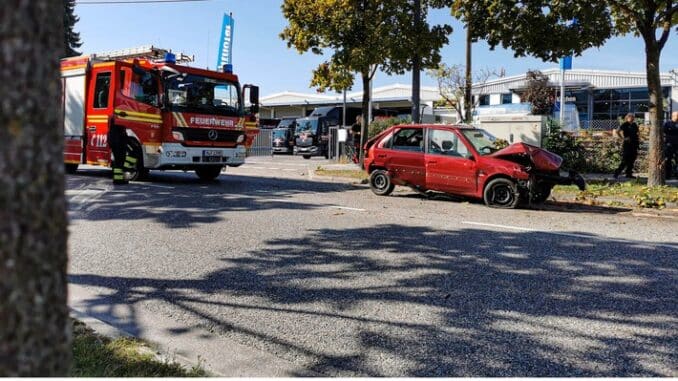 FW-M: Pkw rauscht gegen Baum (Euro-Industriepark)