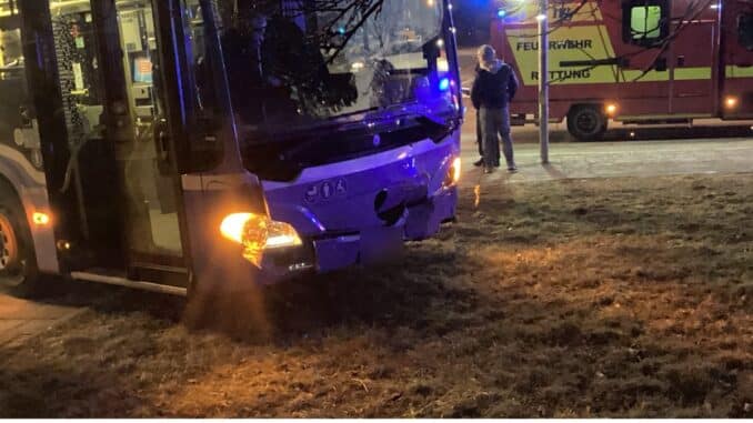 FW-M: Pkw und Gelenkbus kollidieren (Obersendling)
