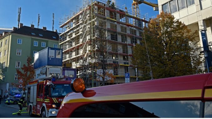 FW-M: Polizei meldet Feuer auf einer Baustelle (Sendling)