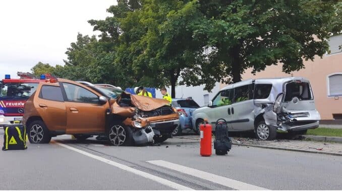 FW-M: Renault kollidiert mit parkendem Fahrzeug (Nymphenburg)