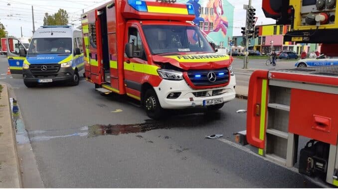 FW-M: Rettungswagen trifft auf Drehleiter (Neuhausen)