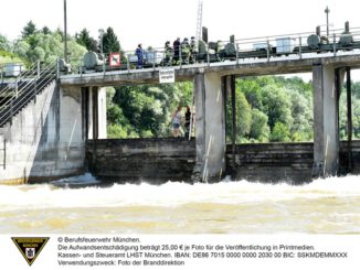 FW-M: Schlauchbootfahrt endet am Wehr (Großhesselohe)