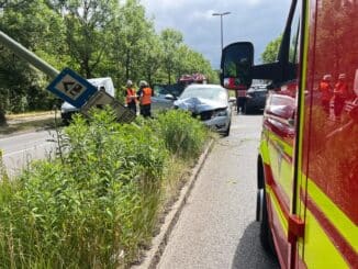 FW-M: Schwangere Frau kracht gegen Lichtmast (Moosach)