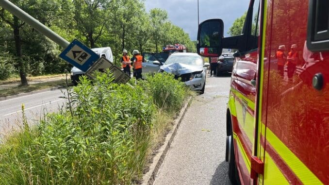 FW-M: Schwangere Frau kracht gegen Lichtmast (Moosach)
