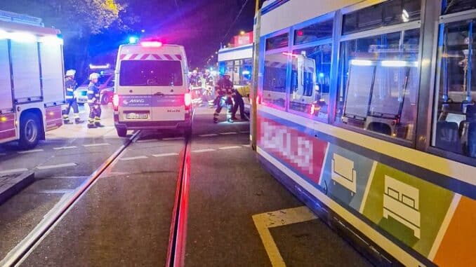 FW-M: Tram entgleist nach Unfall (Schwabing-West)