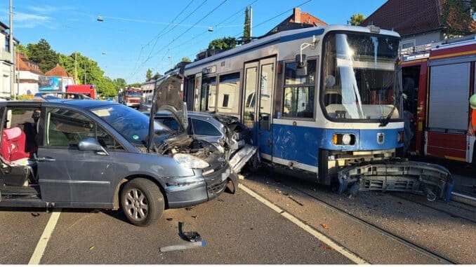 FW-M: Tram kollidiert mit mehreren Fahrzeugen (Nymphenburg)