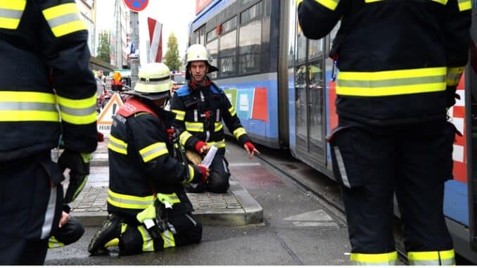 FW-M: Trambahn entgleist am Stachus (Ludwigsvorstadt)