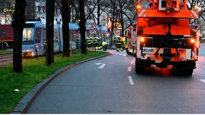 FW-M: Trambahn springt über mehrere Gleise (Innenstadt)