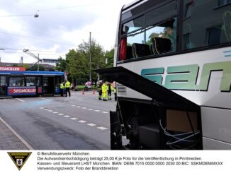 FW-M: Trambahn und Reisebus kollidieren (Maxvorstadt)