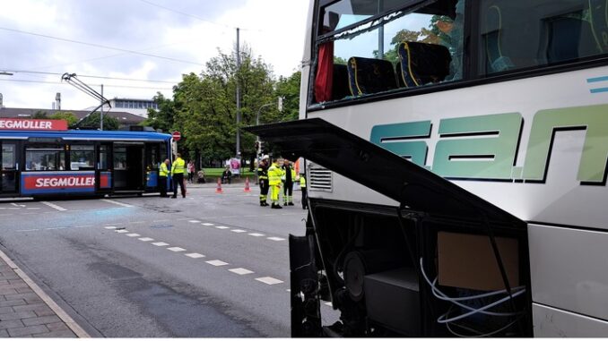 FW-M: Trambahn und Reisebus kollidieren (Maxvorstadt)