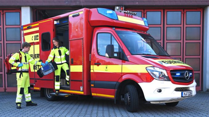 FW-M: Traumjob zu vergeben: Die Berufsfeuerwehr München bildet Notfallsanitäterinnen und Notfallsanitäter aus