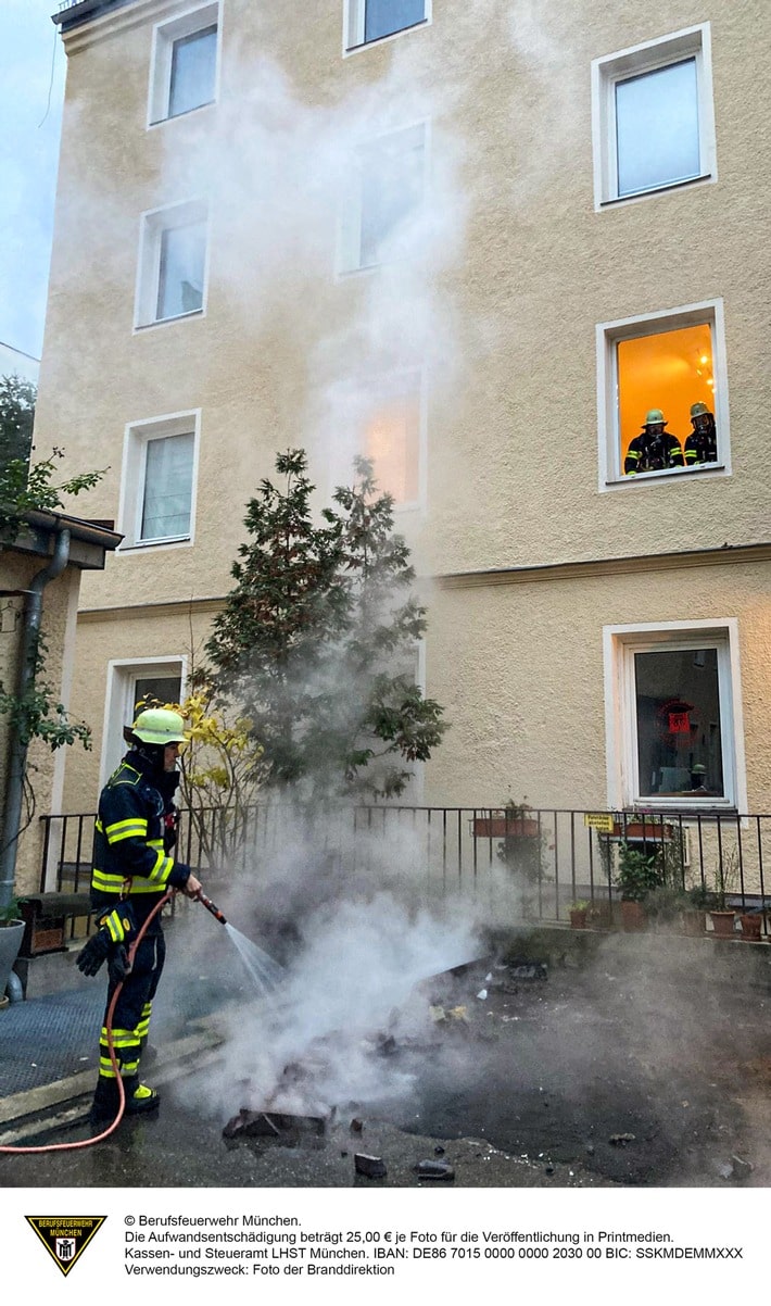 FW-M: Vergessene Kerzen führen zu Feuerwehreinsatz (Maxvorstadt)