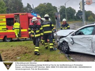 FW-M: Verkehrsunfall - Vater und Kind leicht verletzt (Perlach)