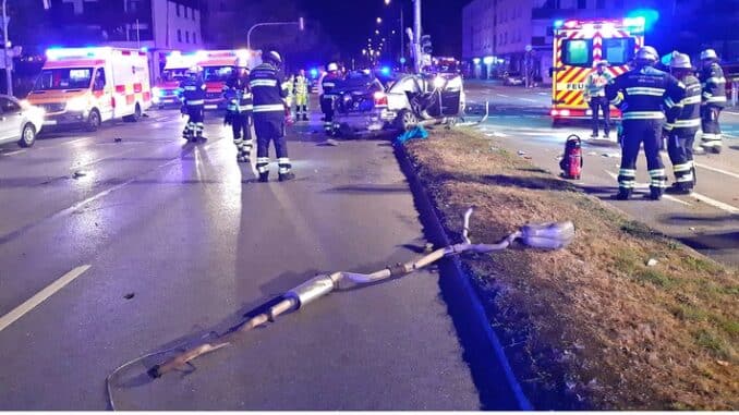 FW-M: Verkehrsunfall mit dramatischen Folgen (Milbertshofen)