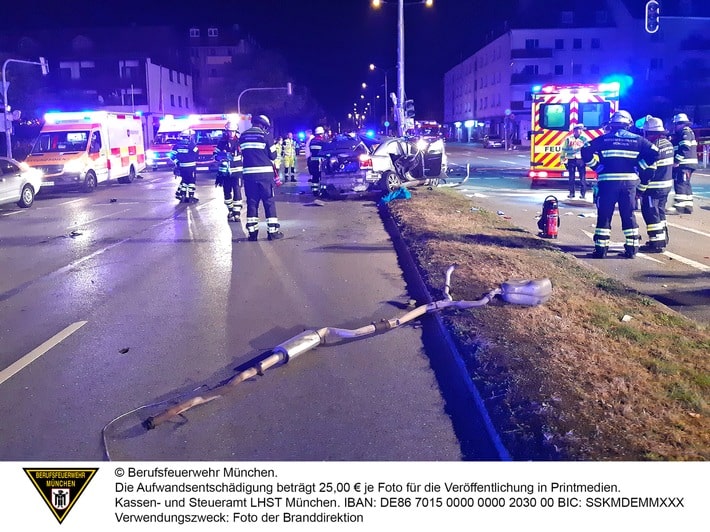 FW-M: Verkehrsunfall mit dramatischen Folgen (Milbertshofen)