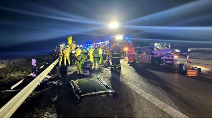 FW-M: Verkehrsunfall mit sieben Schwerverletzten auf der A99