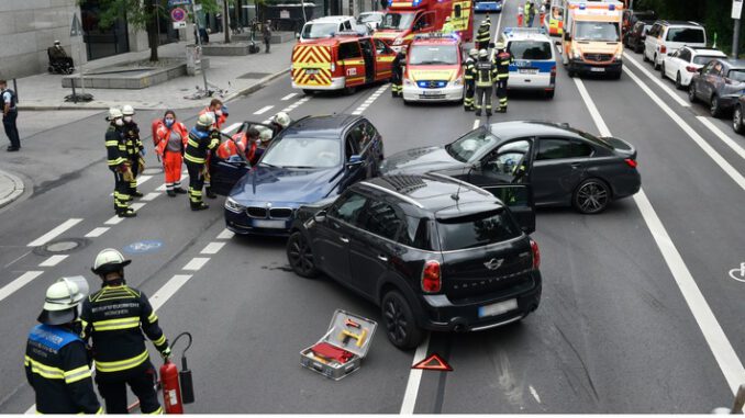 FW-M: Verkehrsunfall mit vier Verletzten (Maxvorstadt)