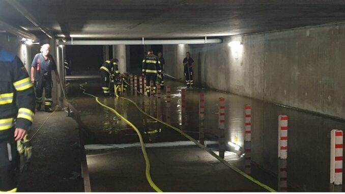 FW-M: Wasserrohrbruch sorgt für Feuerwehreinsatz (Obersendling)